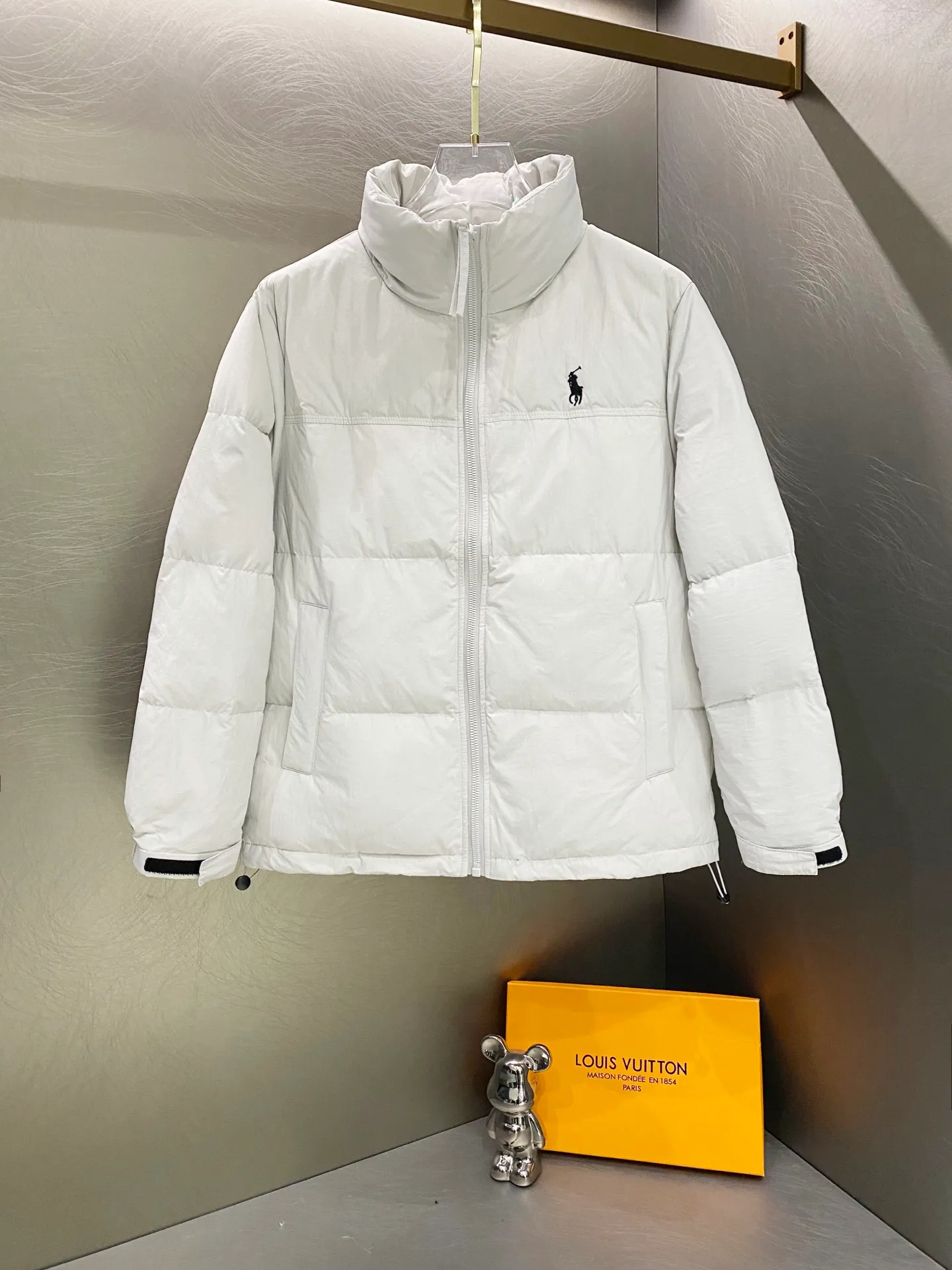 P660 Ralph Lauren/Ralph Lauren matte classic new winter down jacket, same style for men and women, versatile and warm!     It is filled with 90% white duck down and has better thermal insulation performance. It is lightweight and not heavy, and has good loft recovery after compression. The interior is made of nylon with a double-layer sealing design that will not cause any velvet leakage. The adjustable hem with built-in drawstring buckle can prevent wind and cold.  Color: Black White Navy Size: M-2XL